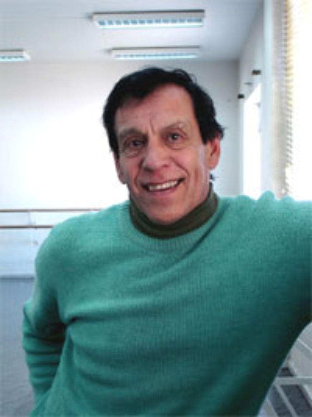 "Generalmente la gente se queda sin bailar porque no sabe", dice el profesor Carlos Reyes, quien afirma que con el curso "al menos podrán desempeñarse medianamente bien en un ambiente recreativo".