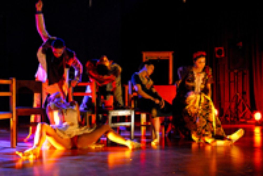 Pies pa' volar es una obra que surge de la admiración del coreógrafo y bailarín Andrés Cárdenas por la vida y obra plástica de la artista mexicana Frida Kahlo. 