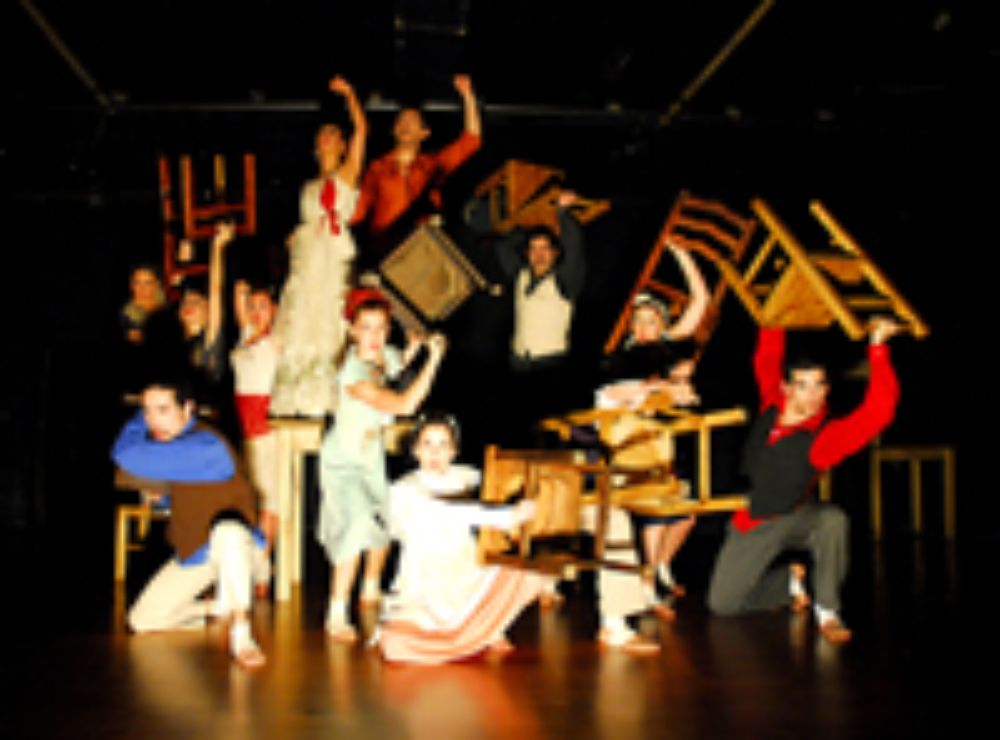 La Compañía de danza de Papel dirigida por Andrés Cárdenas está integrada en su mayoría por estudiantes y egresados del Departamento de Danza de la Universidad de Chile. 