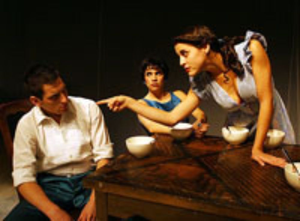 Marco Espinoza en la dirección, Jorge "Chino" González en el diseño integral y Víctor Montero, Carolina Larenas, Annie Murath, Gabriel Urzúa y Alejandra Díaz en el elenco dan vida a este montaje.