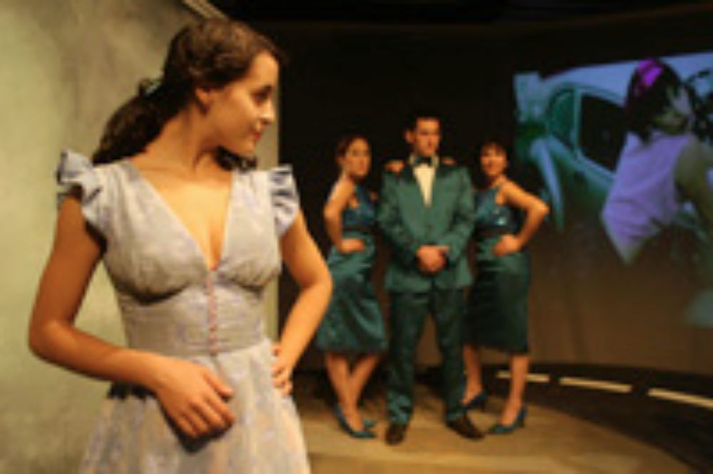 Escrita por la dramaturga norteamericana Paula Vogel, esta obra plantea un análisis crítico de la sociedad de consumo contemporánea.