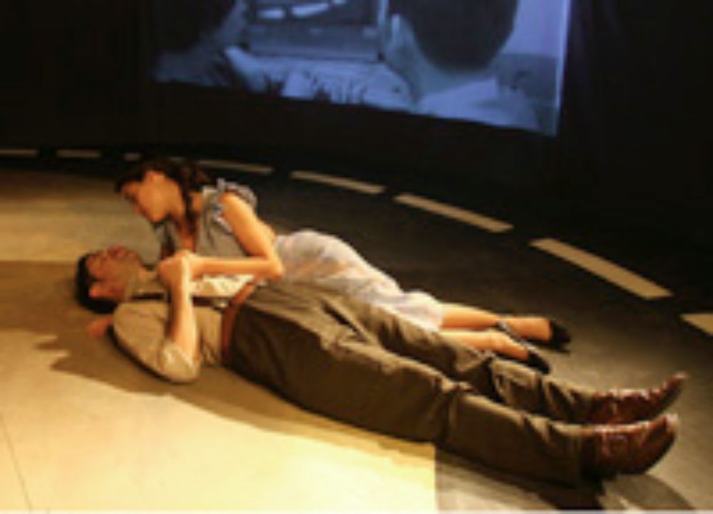 "Como aprendí a manejar" pone en escena temáticas complejas como el abuso sexual y la manipulación a través de una narración desarticulada y no lineal.