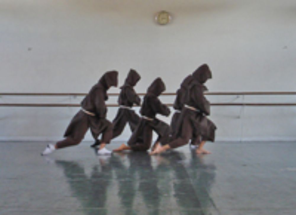 El programa de la muestra de los cursos vespertinos comienza con la participación de estudiantes de la Licenciatura en Artes con mención en Danza  con la coreografía  "Por mi culpa, por mi culpa...".