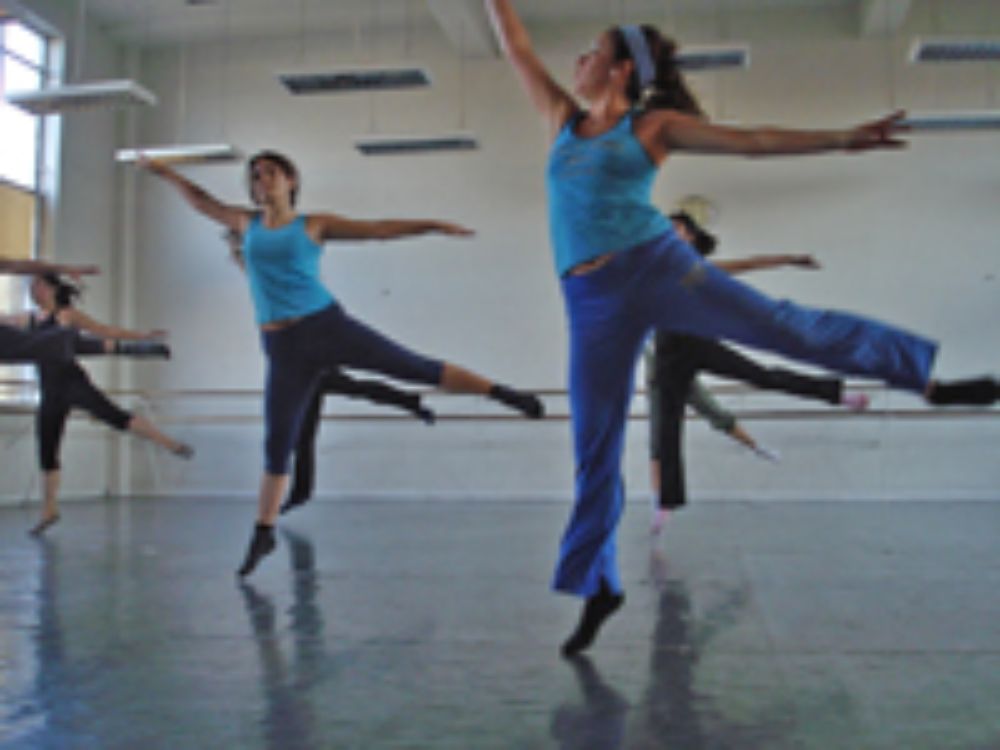 El curso de danza moderna tanto en sus niveles inicial como intermedio puede servir de base para la decisión futura de jóvenes que se inclinen por la danza como su profesión.