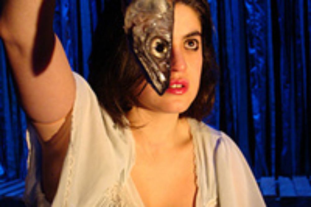 Hasta el próximo domingo 20 de septiembre permanecerá en cartelera en el Teatro Lastarria 90 "La orilla". Las funciones se realizan de miércoles a domingo a las 20 horas. 