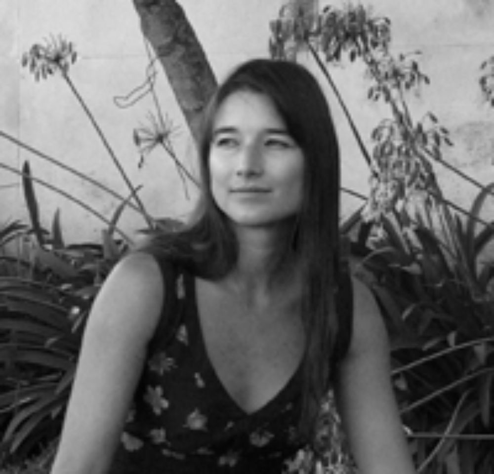 "El trabajo de investigación escénica partió de un trabajo sobre la muerte, sobre el cuerpo vivo y el cuerpo muerto", señala María José Contreras, directora de "La orilla".