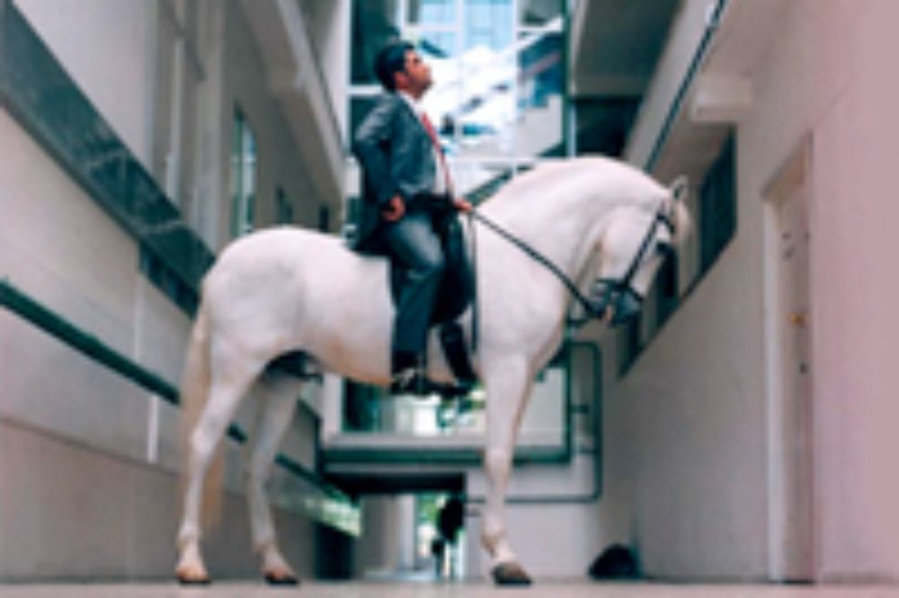 La exposición "El lugar de la memoria" contempla la exhibición de proyectos instalativos y/o escultóricos, y el registro de acciones y obras de carácter estacionario que remiten al espacio público.