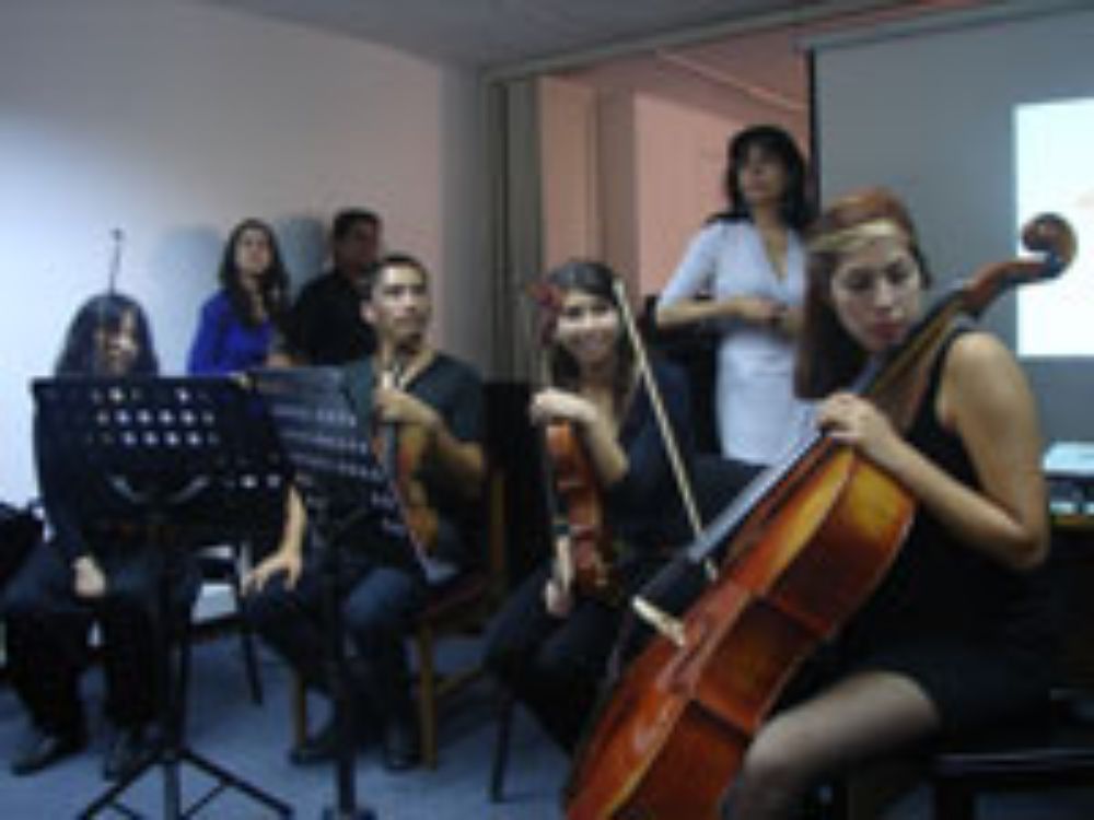 Los estudiantes también estuvieron presentes en el lanzamiento del proyecto, ejecutando en vivo parte de las piezas que componen el disco.