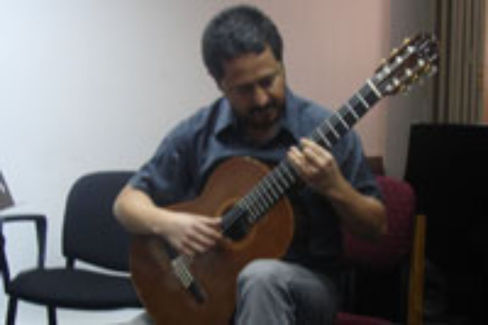 En representación de los académicos, el profesor Mauricio Valdebenito participó en el lanzamiento de la iniciativa. 