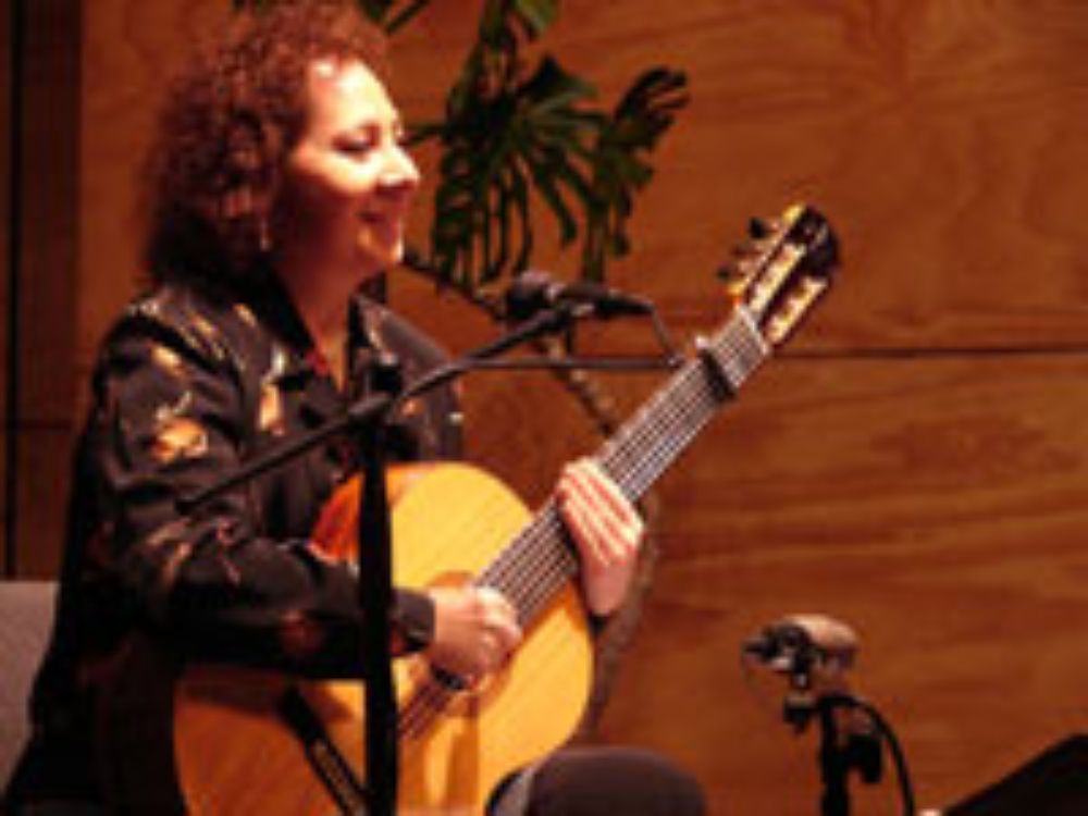 Las entradas tienen un valor de $3000 para público general y $2000 para estudiantes y tercera edad. Los estudiantes de la Facultad de Artes entran gratis presentando la tarjeta de Identificación (TUI)