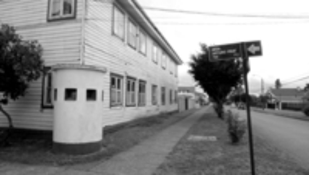 El libro, publicado por Ediciones Departamento de Artes Visuales, está conformado por alrededor de ciento ochenta fotografías que Pablo Rivera capturó casi al borde de la ilegalidad.