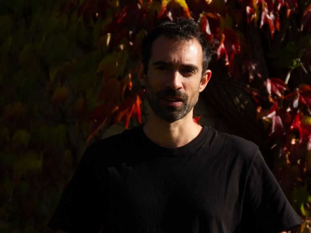 Alejandro Aldea (1984) es cineasta, artista visual y filósofo. Fue docente en la Facultad de Comunicación e Imagen de la Universidad de Chile, además de fundador y miembro de la Cooperativa de Arte Guasasapo. Actualmente, reside en Salzburgo, donde desarrolla su trabajo artístico en las áreas de cine experimental y artes visuales.