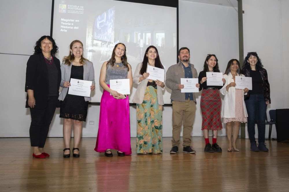 Graduadas del Curso de Especialización de Postítulo en Arteterapia junto a la coordinadora del programa, prof. María de los Ángeles Cornejos y la prof. Bárbara Gaete