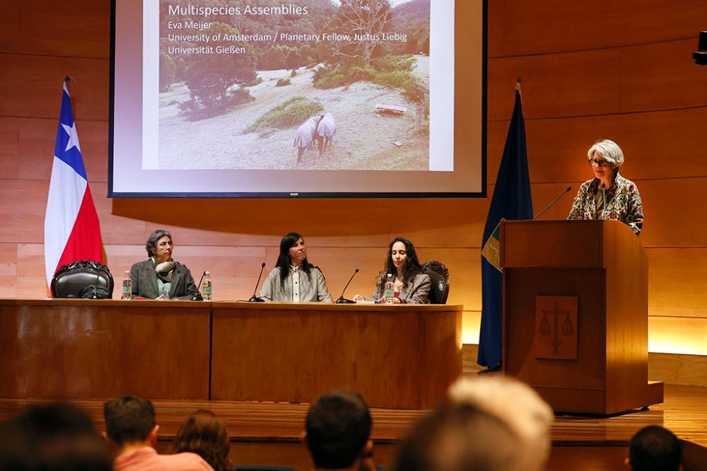 Eva Meijer es autora de más de una decena de libros traducidos a más de veinte idiomas, entre ellos Animal Languages, When Animals Speak y The Limits of My Language. 