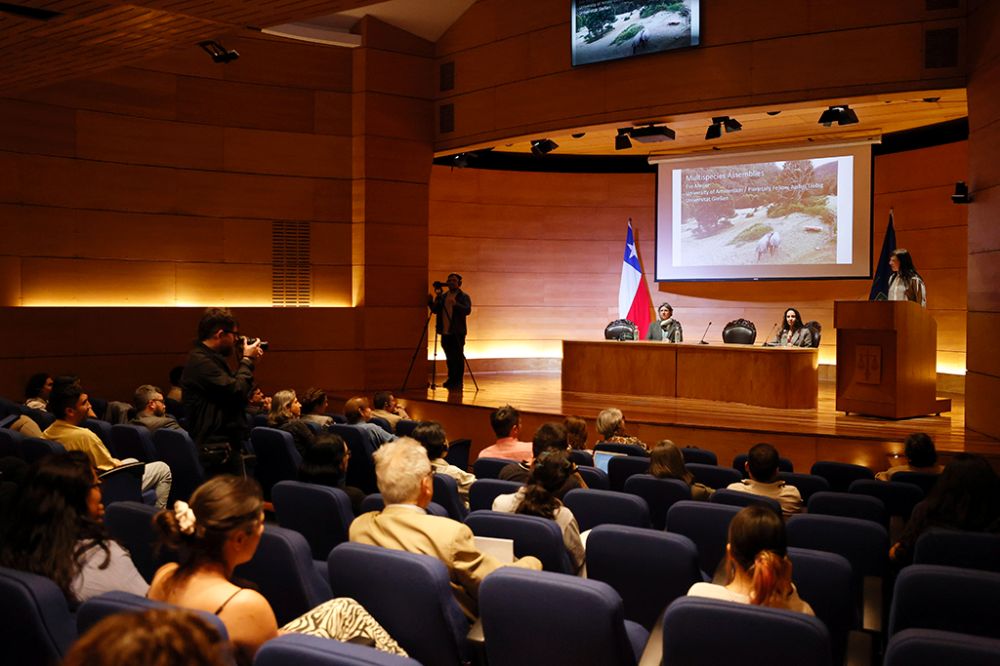 Meijer abordó la comunicación y agencia política de los animales, proponiendo un nuevo modelo de convivencia: las asambleas multiespecies.