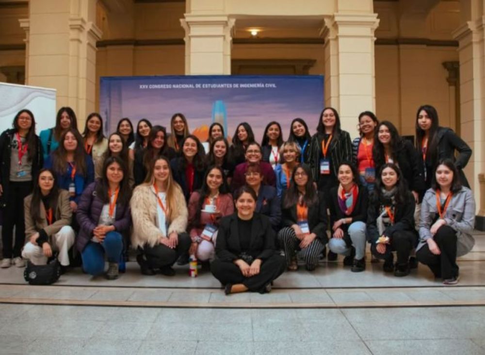 Marlena junto a estudiantes mujeres en el XXV Congreso Nacional de Estudiantes de Ingeniería Civil en 2023