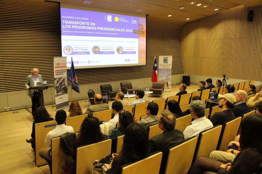 El decano Francisco Martínez destacó la relevancia de que la discusión sobre políticas públicas de transporte se base en evidencia y análisis técnico, especialmente ante la formulación de programas presidenciales que influyen directamente en el desarrollo urbano y la calidad de vida en el país.