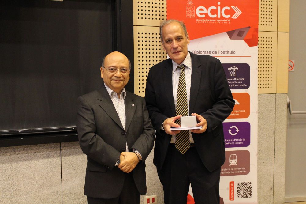 Juan Carlos Barros, presidente del Instituto de Ingenieros, miembro fundador del capítulo chileno del PMI