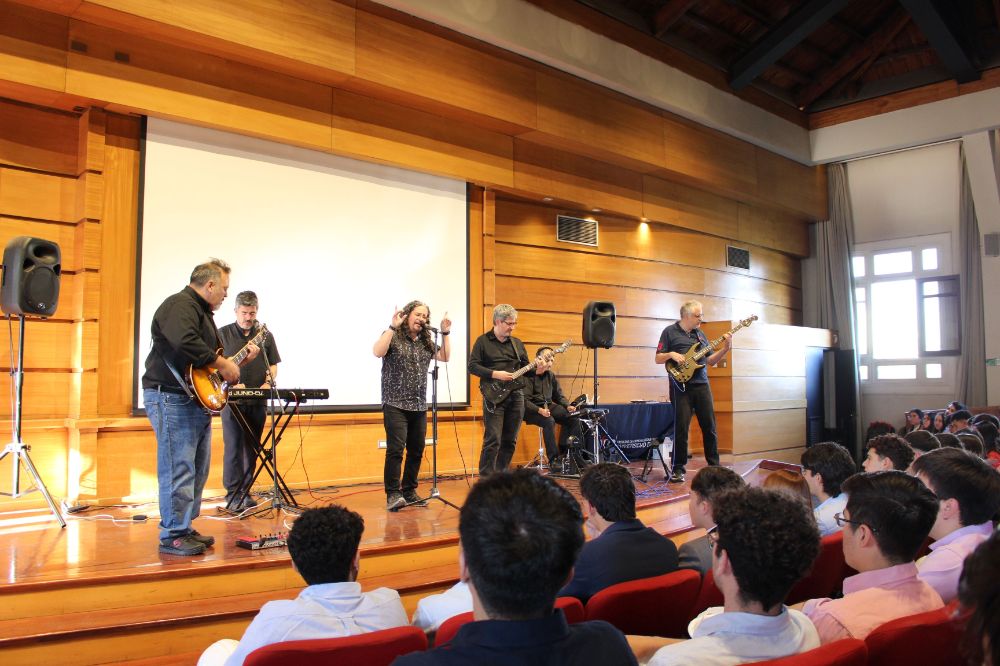 El intermedio estuvo a cargo de la banda de "Rock in Progress”, donde participan los académicos DIC Ángelo Guevara y Cristián Cortés