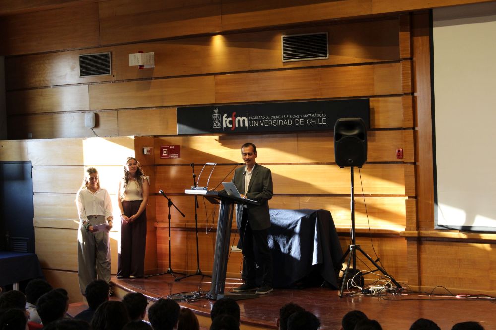 Director de la Escuela de Pregrado FCFM, Ricardo Herrera,  invitó a los y las estudiantes a mirarse y reconocerse entre sí, destacando la importancia del trabajo colaborativo