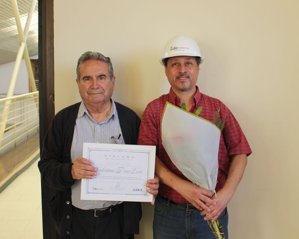 Durante la ceremonia se rindió homenajea la memoria de Valentina Pino León, su casco fue entregado a su familia.