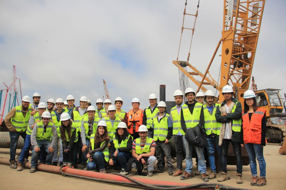 Estudiantes del curso “Puertos” del Departamento de Ingeniería Civil visitaron el Puerto de San Antonio, en una actividad dirigida por el profesor Hugo Baesler.