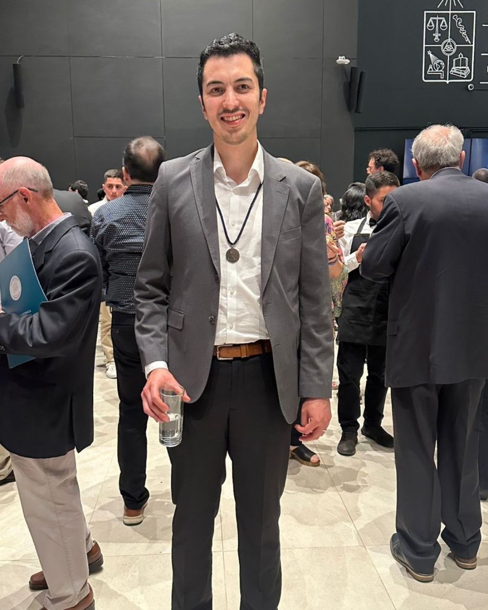 Bastián Henríquez, académico del DIC, recibió medalla por su Doctorado en Sistemas de Ingeniería