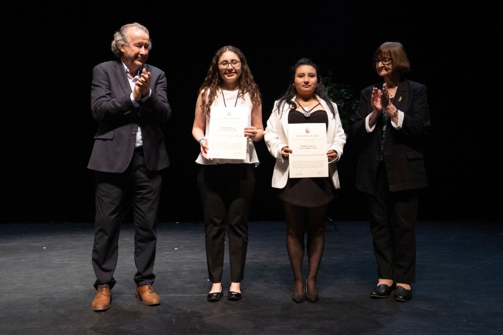Reciben medalla doctoral Betzabeth Suquillo y Nicolás Vásquez (representado por su hermana Belén Vasquez)