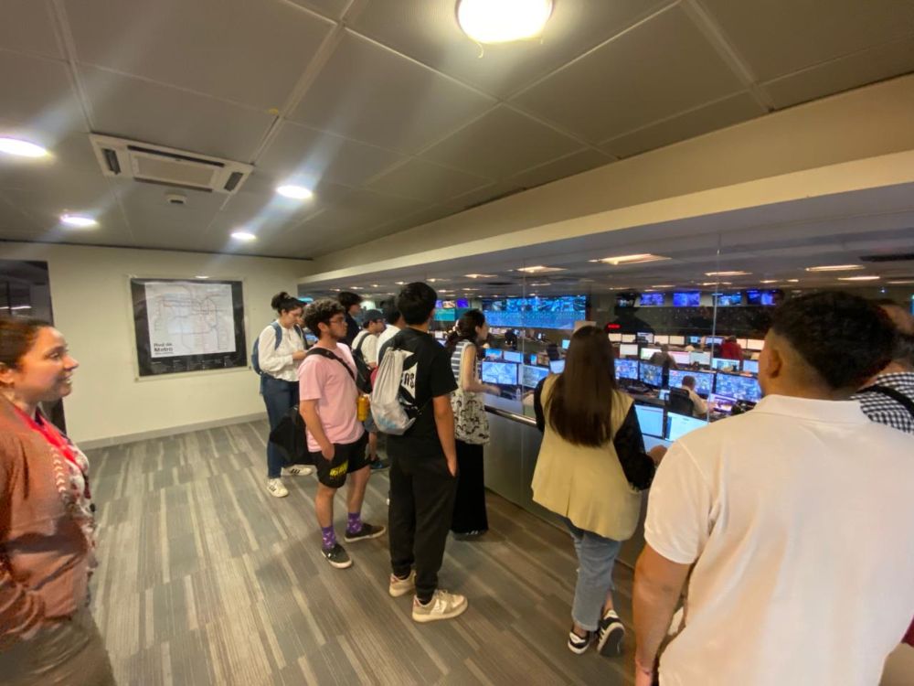 Visita de estudiantes DIC al Centro de Control de Operaciones de Metro.