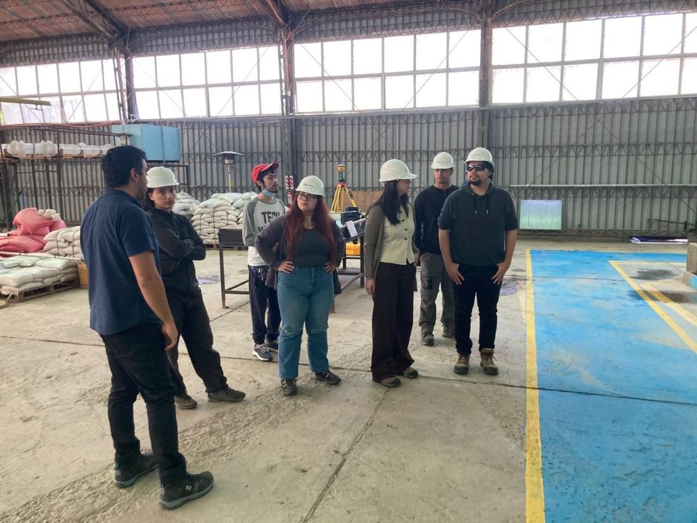 El Ingeniero Jefe de Proyectos del INH-MOP, Francisco Ulloa, explica casos de modelaciones de zona del Puerto de Arica, así como en zona entre Caleta el Membrillo y el Molo de Puerto Valparaíso