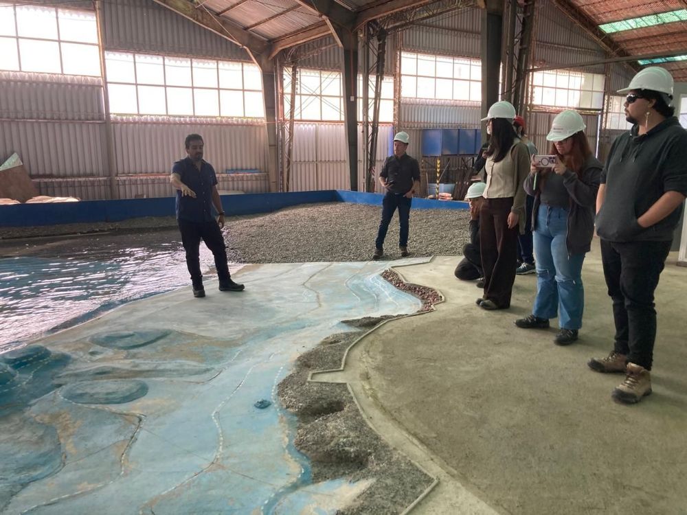 Se explica la modelación de fondo de mar rocosos y de arena, explicando metodos para materializar las curvas de nivel batimétricos, el caso corresponde a un Proyecto en desarrollo por la DOP-MOP, donde se estudia la habilitación de area con obras maritimas y de muelle con proteccciones de enrocados, todo en sector entre la Caleta el Menbrillo y la la playa de ASMAR al norte del Molo de Puerto