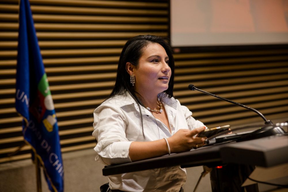 El discurso en representación de las y los estudiantes destacados estuvo a cargo de Betzabeth Suquillo, primera mujer en doctorarse en Ingeniería Civil en la Universidad de Chile.