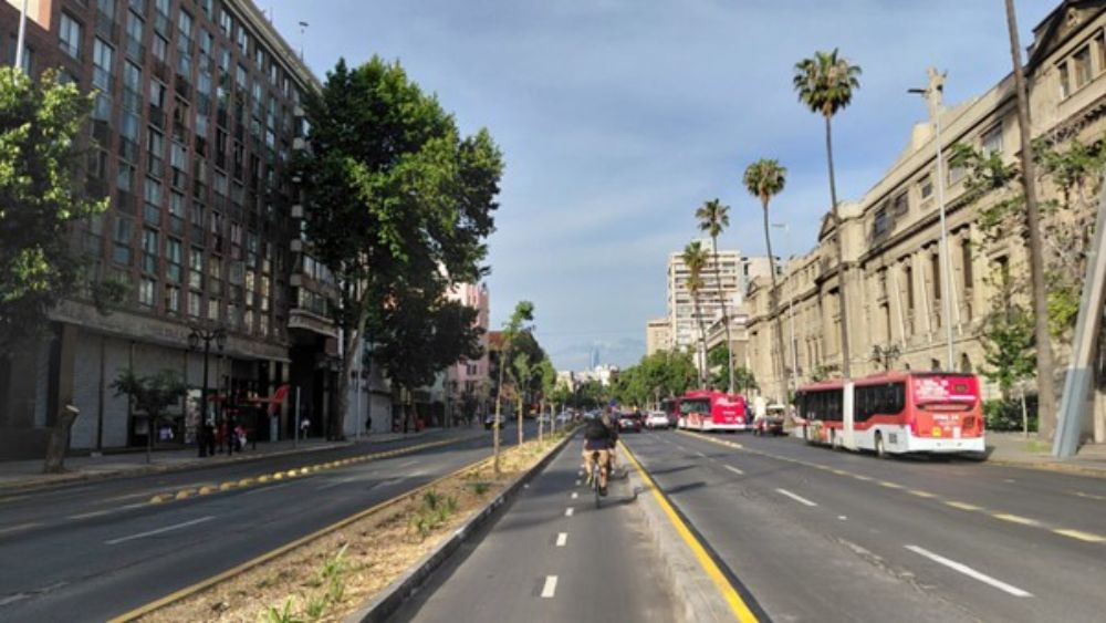 "Ahora se tiene una vía directa (sin desvíos ni zig-zag), una segregación casi completa del tráfico vehicular y otros elementos como indicaciones de conexión a otras ciclovías o apoyapies en intersecciones, esta ciclovía puede realmente llamar a que mucha más gente se baje del auto y prefiera hacer sus viajes en modos más sustentables como la bicicleta”, indicó el estudiante Pablo González