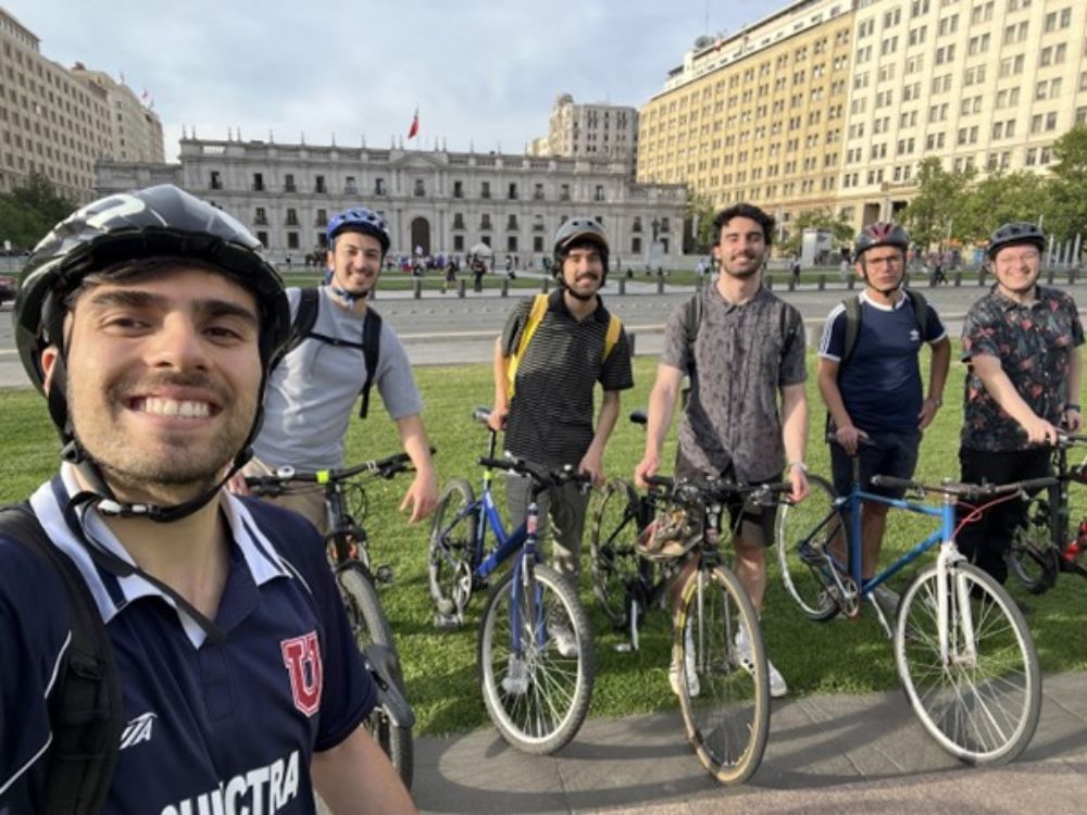 Estudiantes y profesores recorrieron en bicicleta la nueva ciclovía de la Alameda
