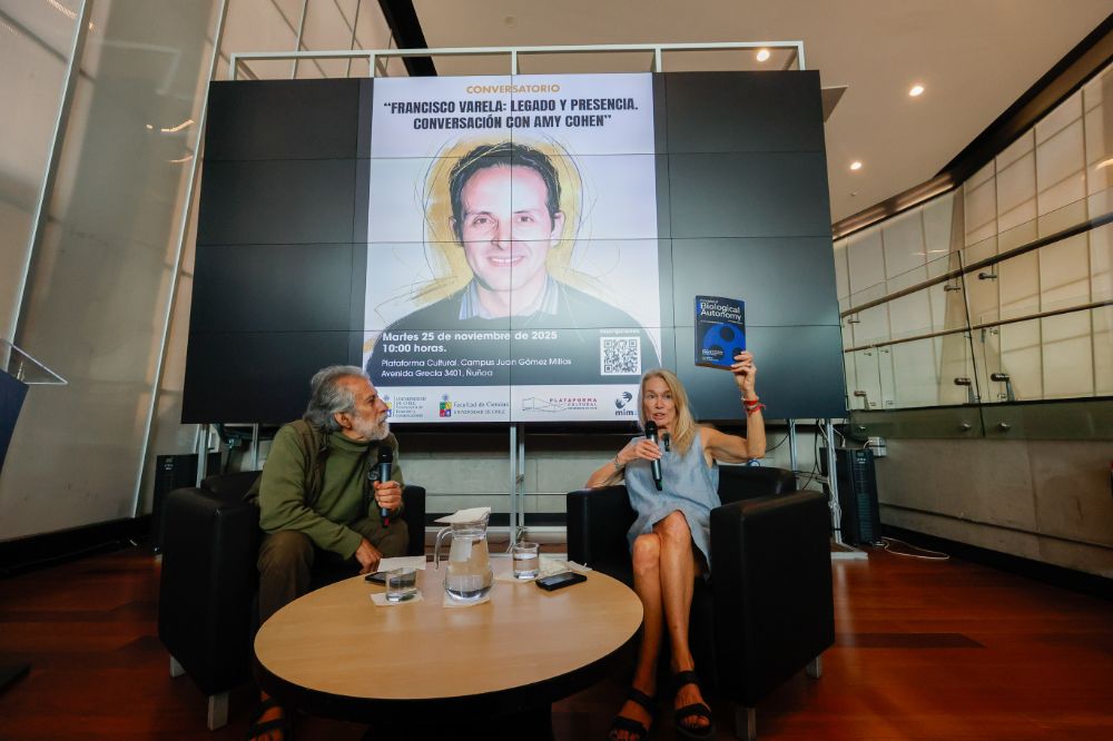 Amy Cohen invitó a la comunidad a visitar el sitio web del instituto Mind and Life Institute, donde continúa el legado de Varela con proyectos científicos y artísticos.
