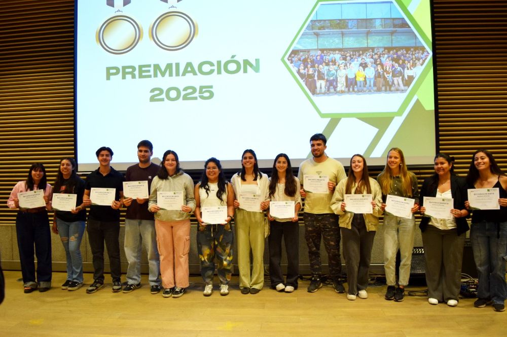 La jornada destacó a docentes y profesoras y profesores auxiliares por su dedicación, a funcionarias y funcionarios por su apoyo permanente, y a estudiantes que sobresalieron por su excelencia académica, también a los y las deportistas del DIBQM