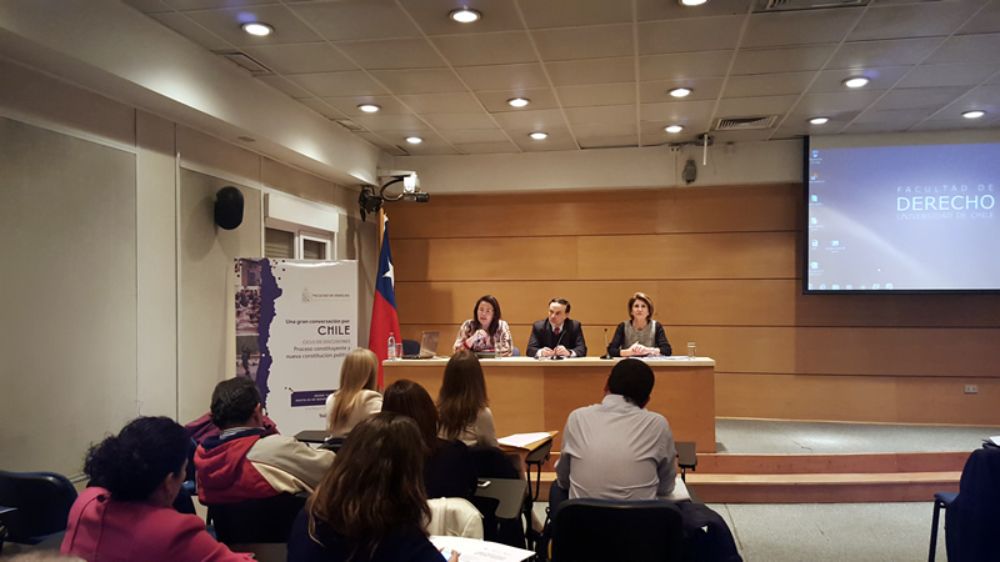 Al finalizar el seminario presentó el libro "La Constitución Económica". 