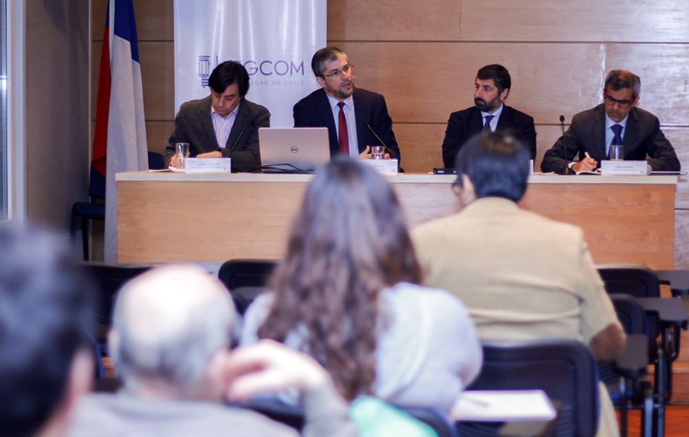 La actividad fue moderada por el profesor Luis Cordero Vega.