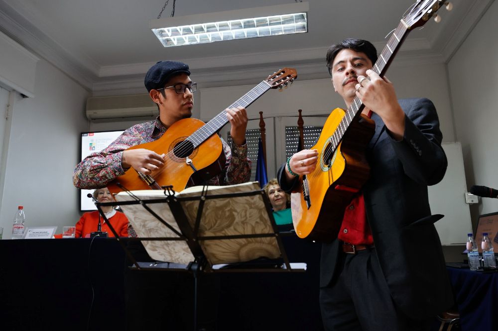 La jornada incluyó además intervenciones musicales del dúo de guitarras Páez-Collío.