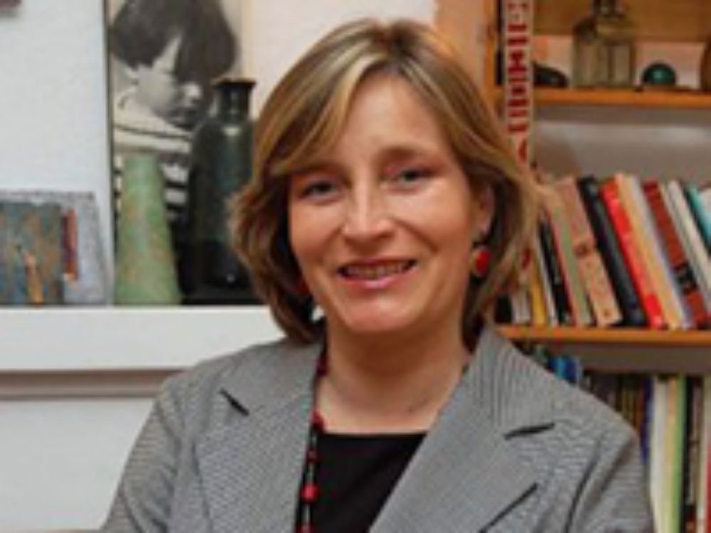 uintana es también Magíster en Políticas Públicas de la U. de Chile. Fue militante del Partido Socialista y del MIR; ministra de Planificación del  primer Gobierno de Michelle Bachelet.