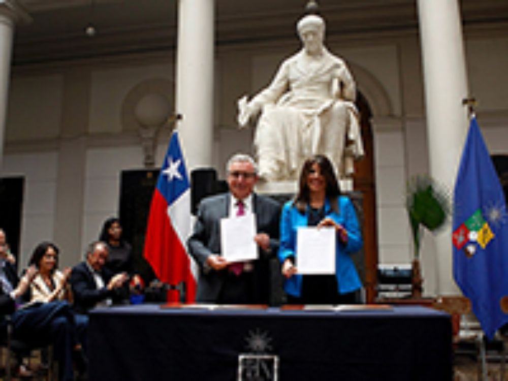 El Rector Ennio Vivaldi y la coordinadora del área de gobernabilidad en la oficina de Chile del PNUD, Marcela Ríos, en la firma de convenio de trabajo colaborativo entre ambas instituciones.