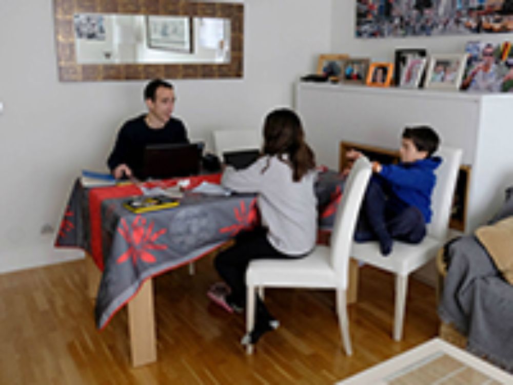 Y ahora ¿cómo le enseño a mi hijo(a) menor de seis años que estará todo el día en casa?