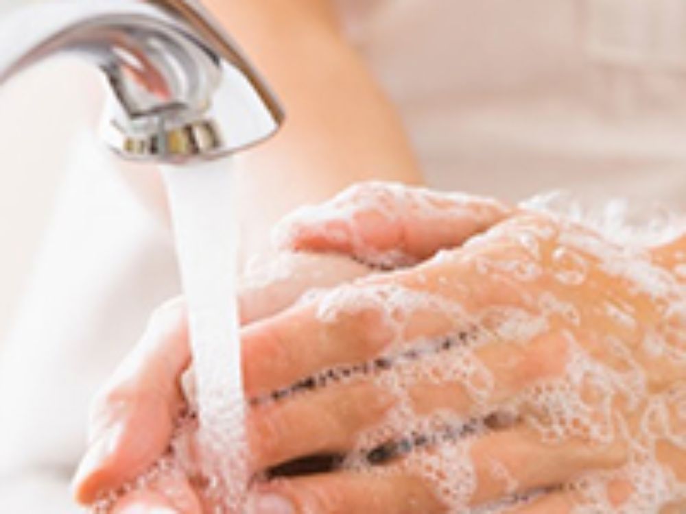 Andrea Peroni: "Las medidas sanitarias propuestas se implementan en contextos sociales/territoriales diversos y, por tanto, son impracticables de igual manera" en distintos países.