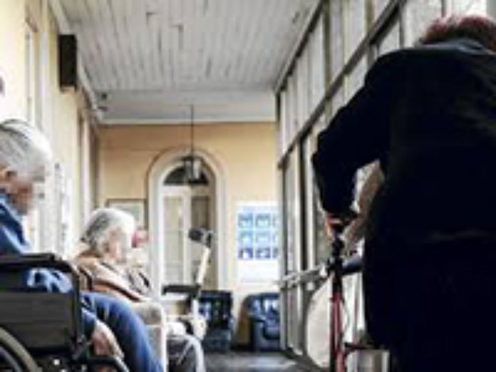 Durante este periodo, muchos(as) ancianos(as) han debido permanecer distanciados(as) de sus familiares, recibiendo únicamente los cuidados de los(as) cuidadores(as).