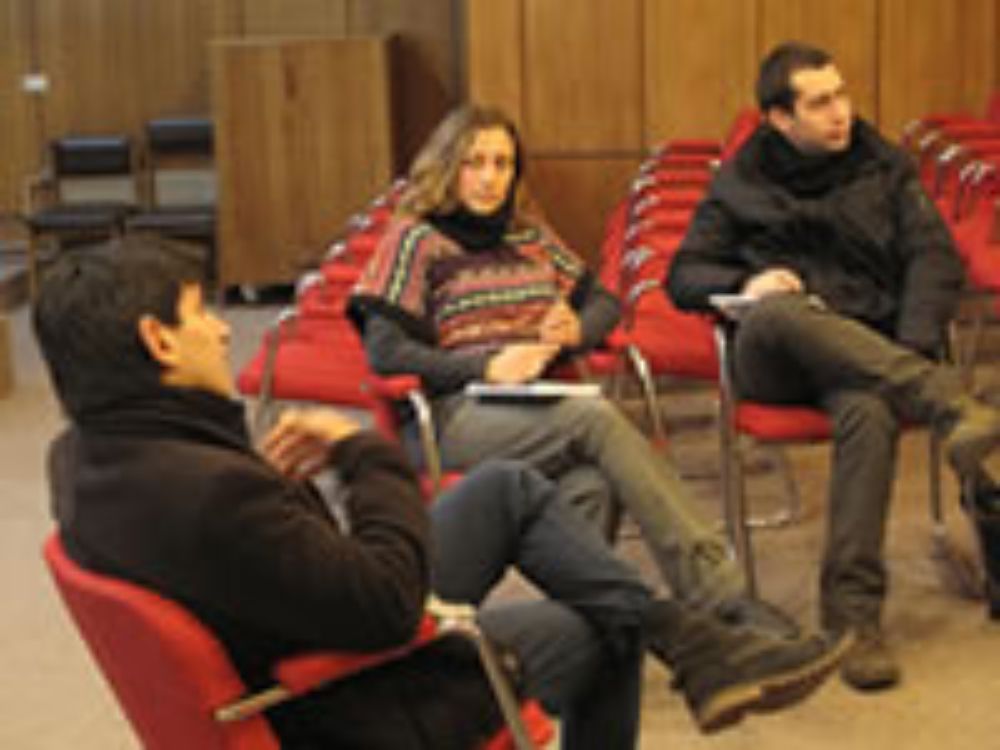 Sonia Pérez, Directora de Investigación FACSO, junto a Pablo Riveros y Nicolás Brstilo representantes de U-Redes.