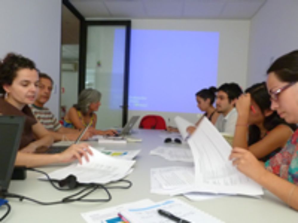 El equipo de trabajo realiza un taller sobre métodos de realización de entrevistas.