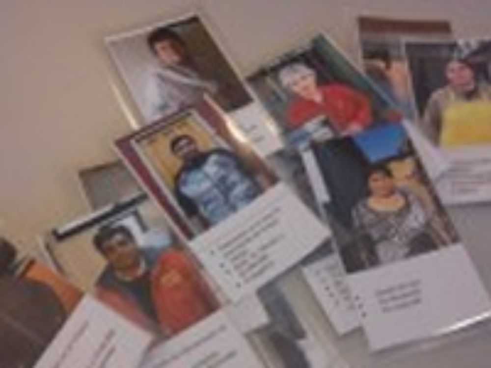 El juego de cartas con personas de la vida real.