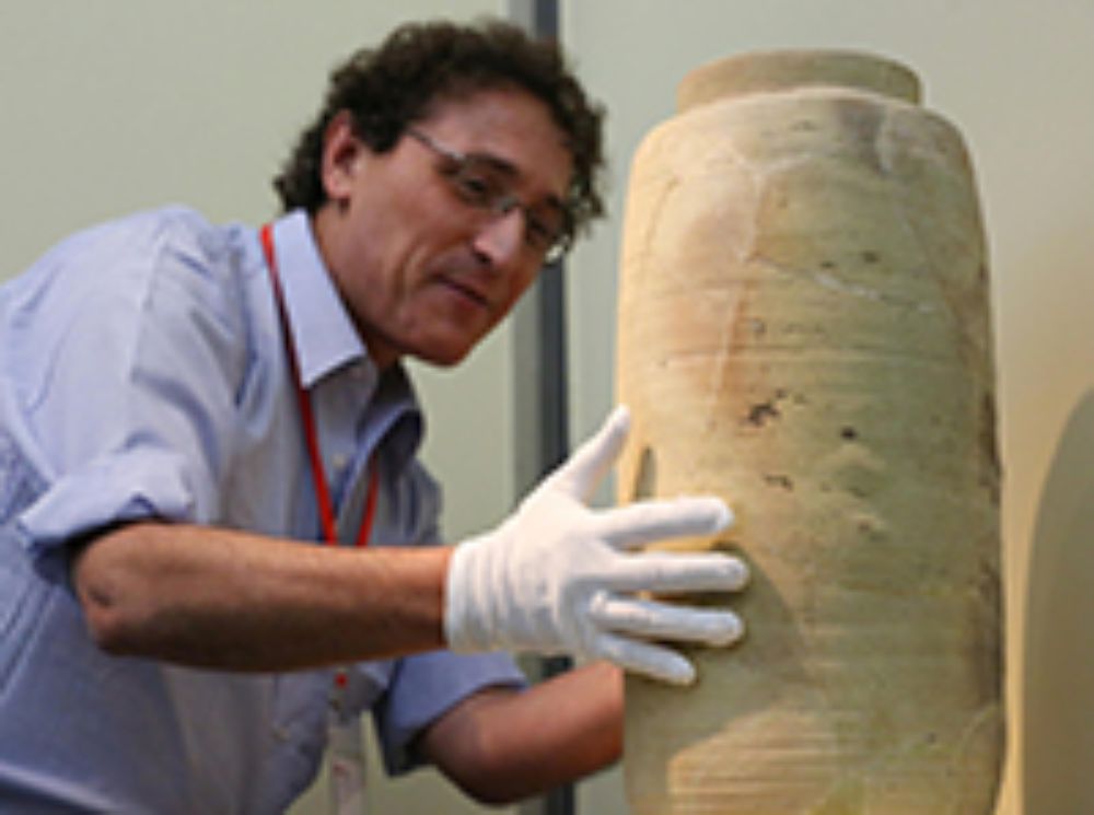 Adolfo Roitman, curador de los rollos del Mar Muerto