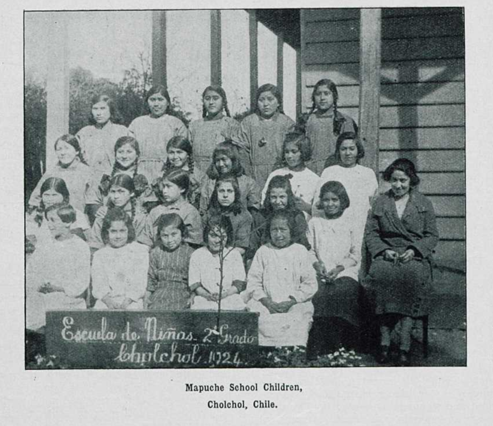 Investigadoras Uchile revelan impacto emocional de la educación misionera en niñas mapuche