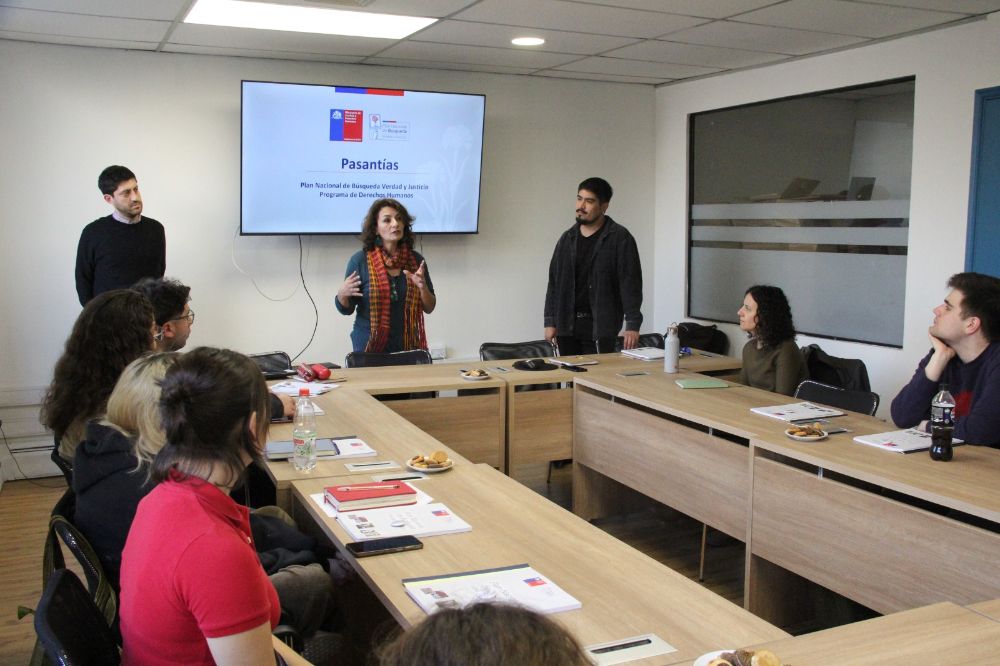 Estudiantes de la licenciatura en Historia de la U. de Chile iniciaron pasantías en el Plan Nacional de Búsqueda